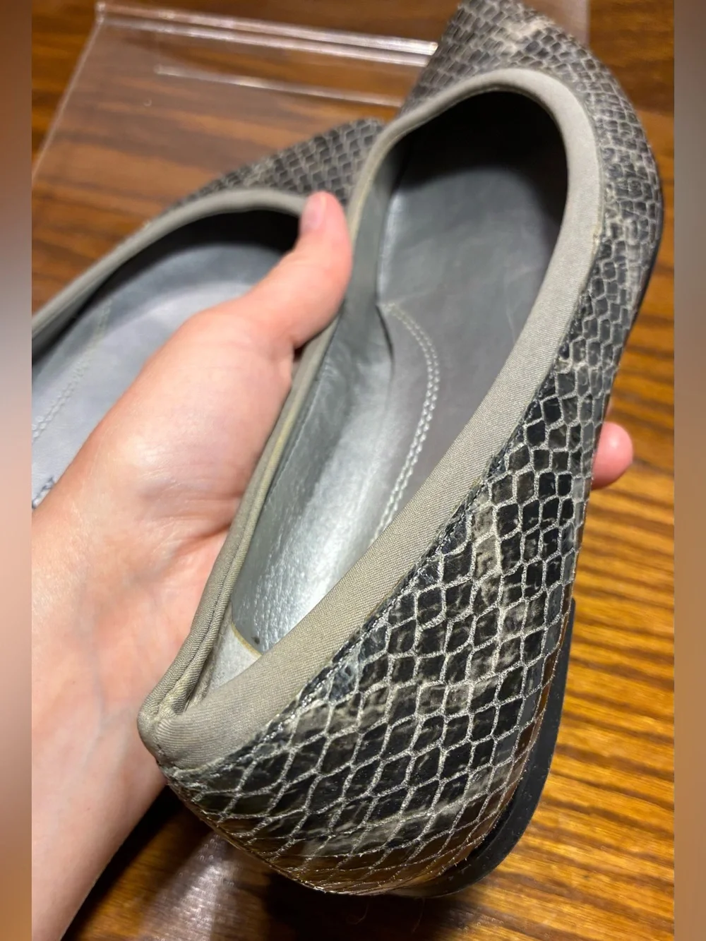 Ellen Tracy Snakeskin Leather Pointed Toe Flats Gray Size 6.5